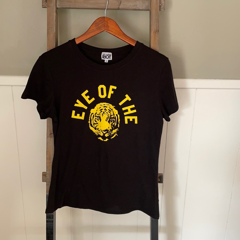 Black short sleeve “eye of the tiger”